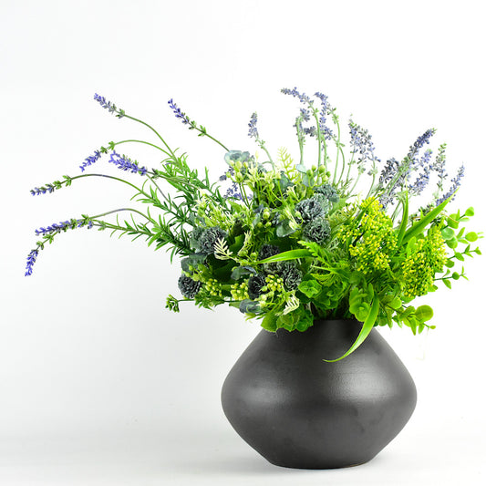 Mű levendula virágokkal kerámia vázában